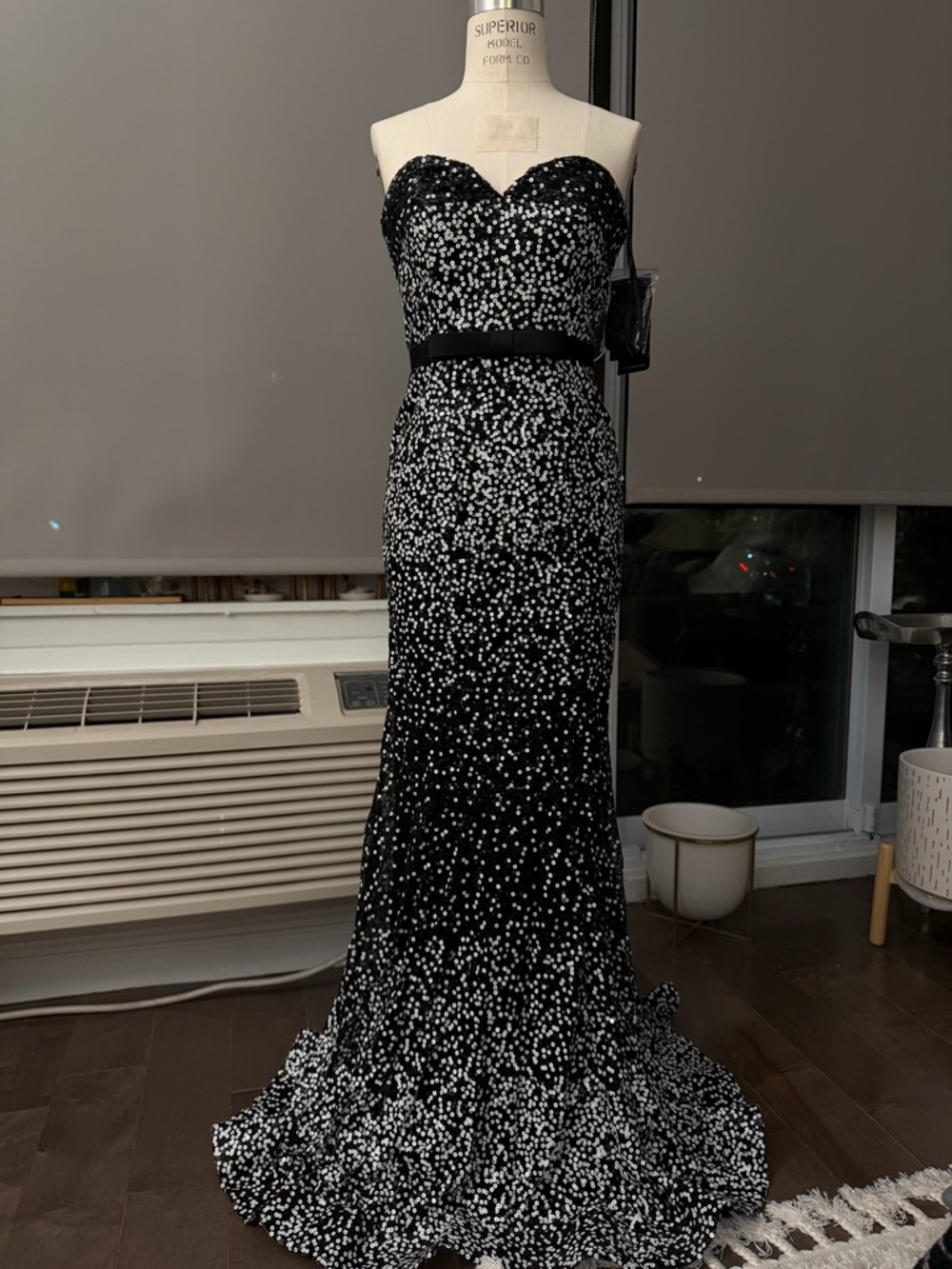 NWT BASIX Black Label Strapless Sweetheart Sequin Dress SIZE 4